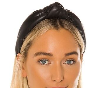 - ⭐️Faux leather headband